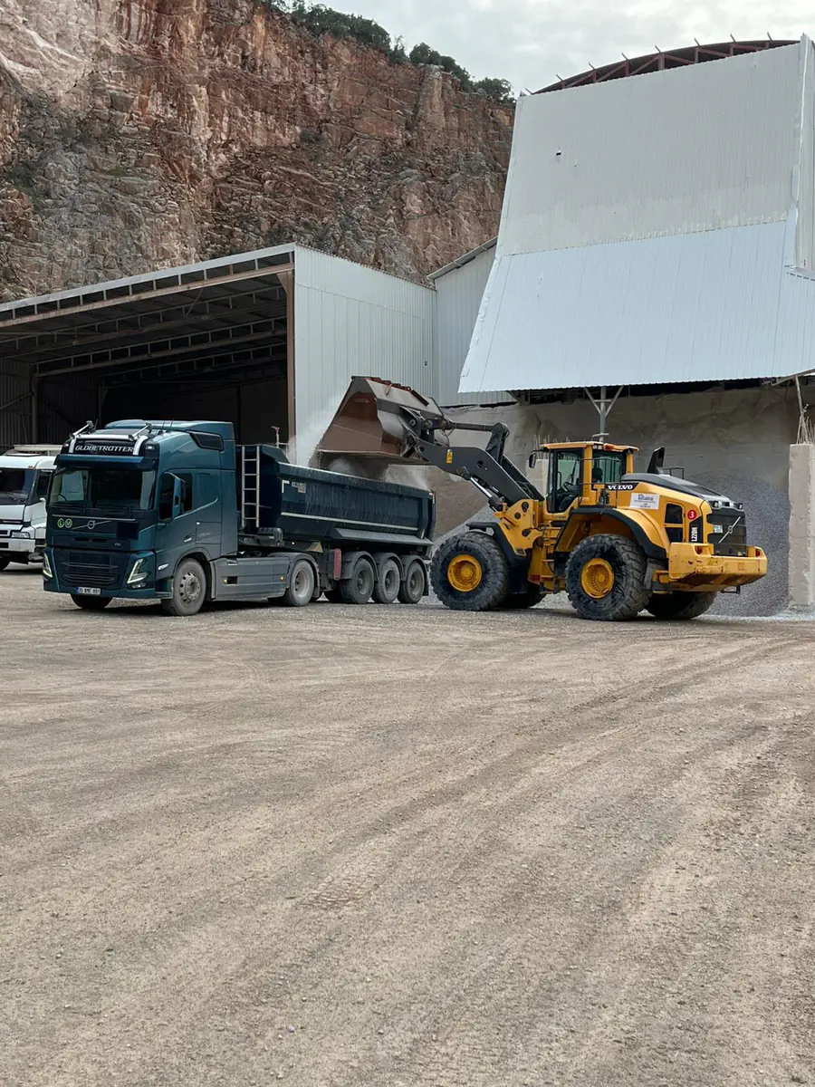 Bemaş makine parkında kamyon yükleyen lastikli yükleyici