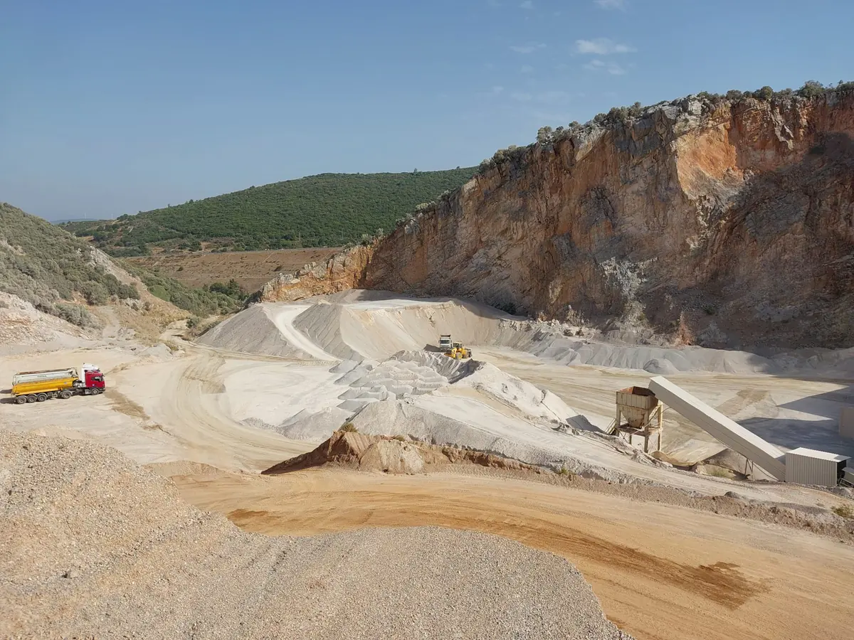 Bemaş Urla şantiyesinde kamyon ve ekskavatör operasyonu
