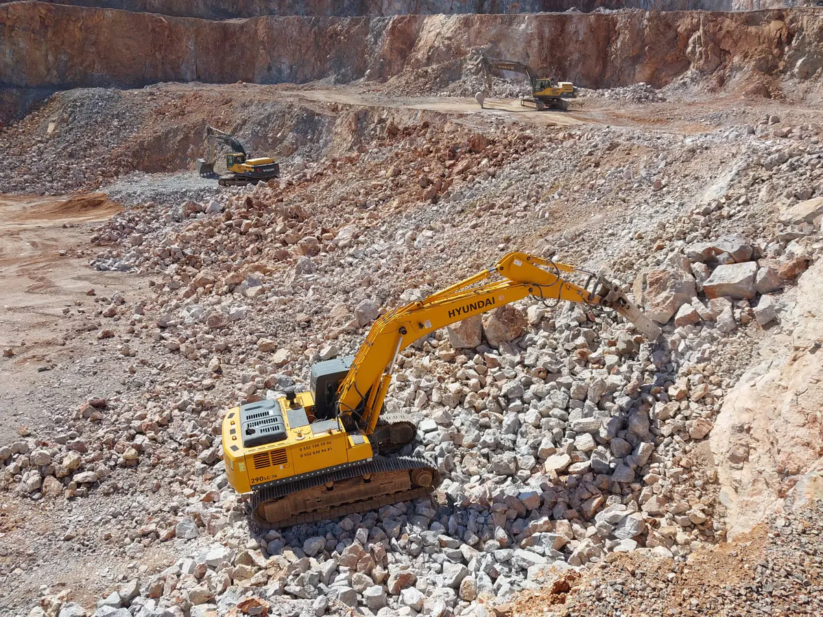 Bemaş Urla şantiyesi kırma eleme ve stok sahası