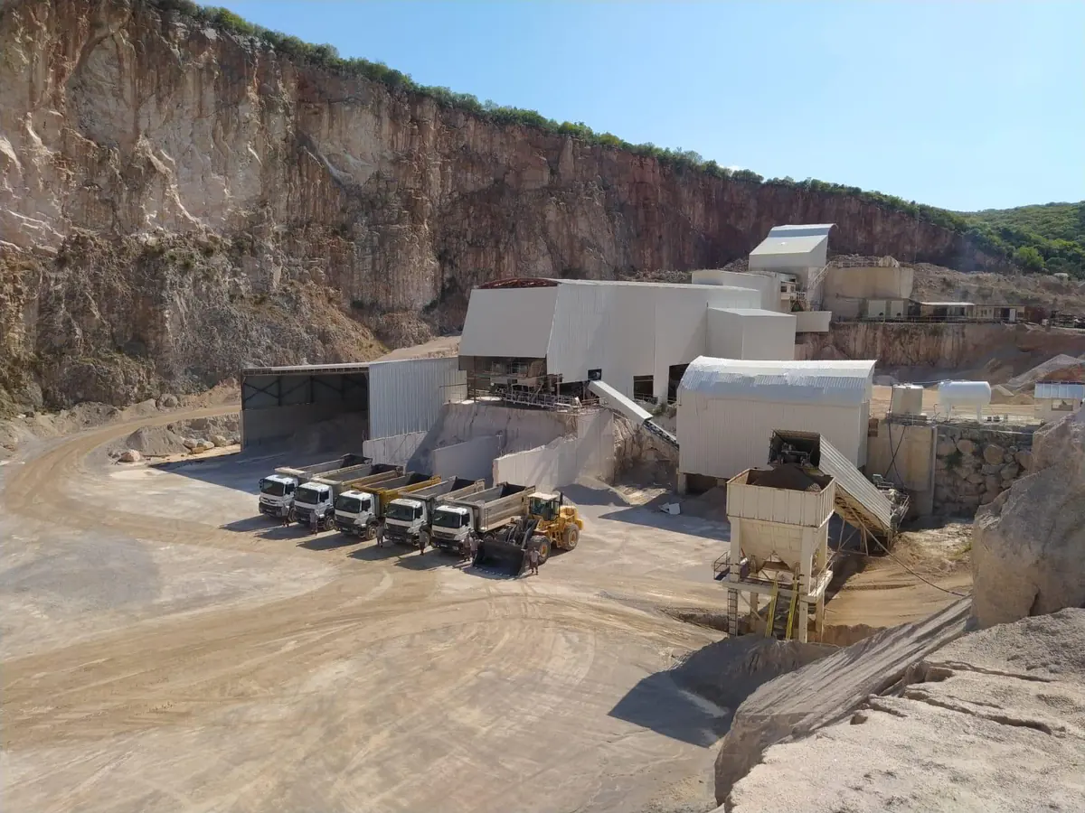 Bemaş Urla kırma eleme tesisi ve kamyonlar